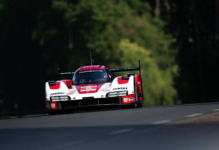 LM 24 Hour 2: Porsche leads Ferrari