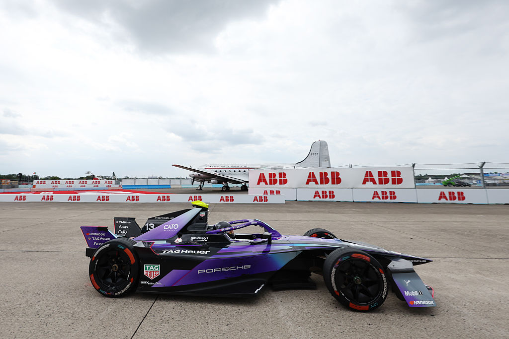 Teenager Weiss brings youth vibe to Formula E rookie test